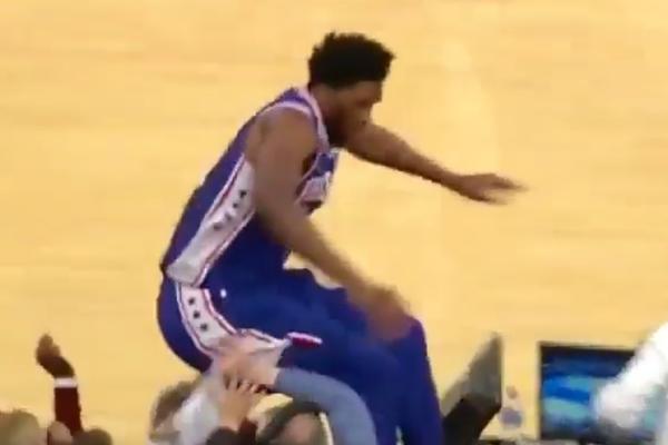 DŽOEL EMBID KANTONA: NBA as umalo da ubije novinara i poznatu glumicu u prvom redu!