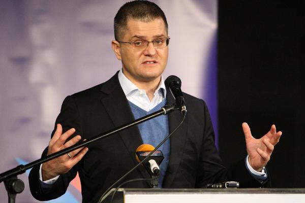 SMRADE, RASPADAŠ SE, LJIGO JEDNA IZDAJNIČKA, PEDERČINO ISFEMINIZIRANA! Jeremić dobio ozbiljne pretnje