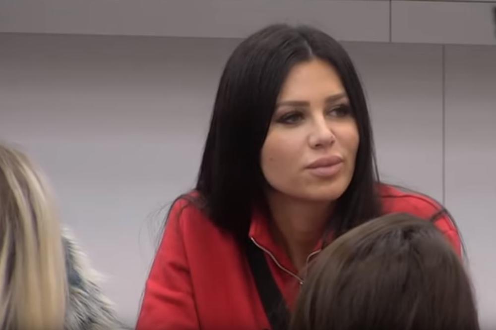 ISPLIVALE ŠOKANTNE FOTKE STANIJINIH GRUDI PRE OPERACIJE: Od dve zgažene pogačice do BUJNOG POPRSJA! (FOTO)