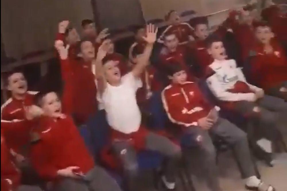 Šta se desi kada Vujadin Savić povede navijanje preko mobilnog telefona?