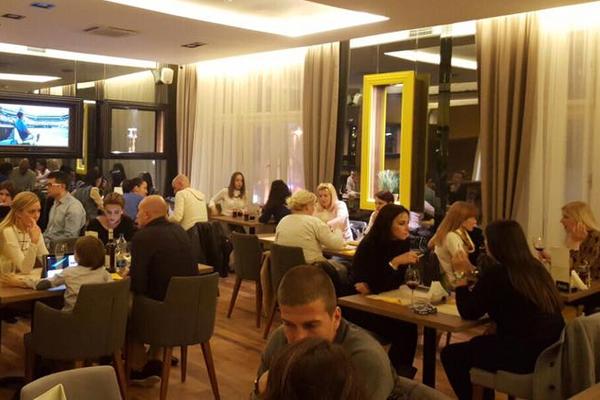 U OVOM RESTORANU ZABRANJEN JE MOBILNI DOK VEČERATE! Ako ga koristite, platićete kaznu!