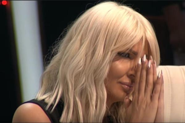 KARLEUŠA PLAKALA KAO KIŠA U ZVEZDAMA GRANDA: Kad je čula PESMU koja je podseća na POKOJNU MAJKU, nije izdržala!