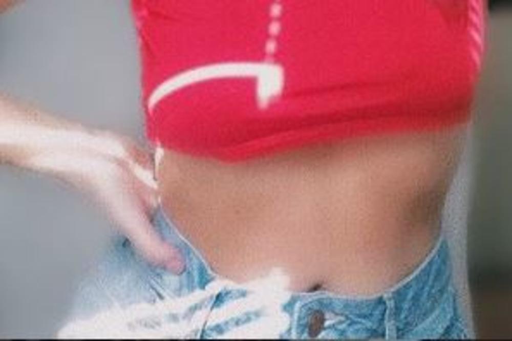 ĆERKA POZNATOG PEVAČA ISKRIVILA ZID DA BI DOBILA TANJI STRUK: Pogledajte o kome je reč i kako se izblamirala (FOTO)