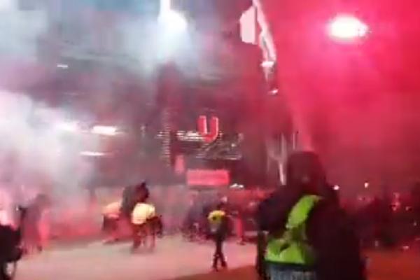 TUČA BED BLU BOJSA I POLICIJE: Neredi u Plzenju, letele ograde, gorele baklje, pucale lobanje, a 'radio' i suzavac!