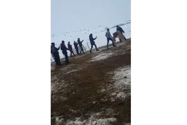 SNIMLJENA MASOVNA TUČA U SRBIJI: Ovo je STRAŠNO! (VIDEO)