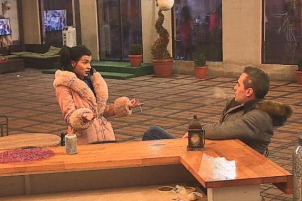 PIJANI POŽGAJ FLERTUJE SA UKUĆANKAMA: Šta će mu žena reći? Prijatelji ga ŽESTOKO OSUDILI, a onda ga izvređali!