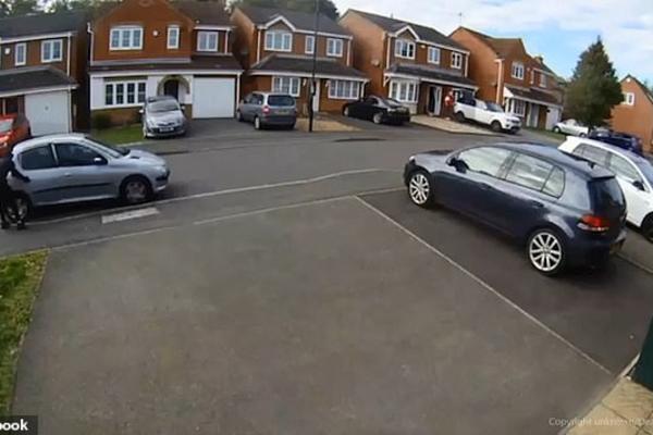 VIDEO JE KAKO KOMŠIJI KRADU AUTO, PA URADIO NEŠTO HRABRO: Pogledajte kako je pokušao da zaustavi lopove! (VIDEO)