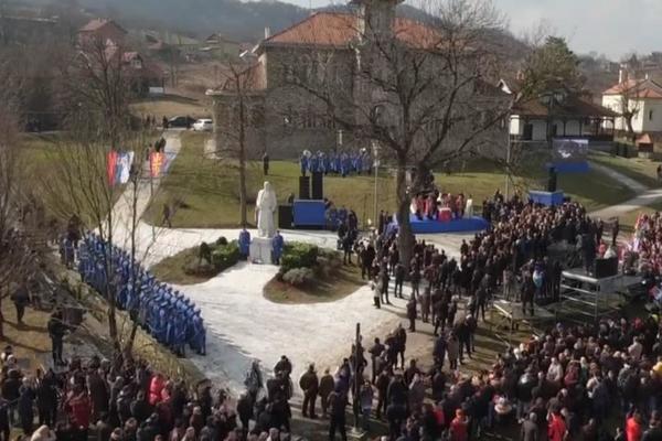 OBELEŽAVAMO DAN DRŽAVNOSTI U ORAŠCU: Kod spomenika Karađorđu ori se ŽIVELA SRBIJA! (FOTO)