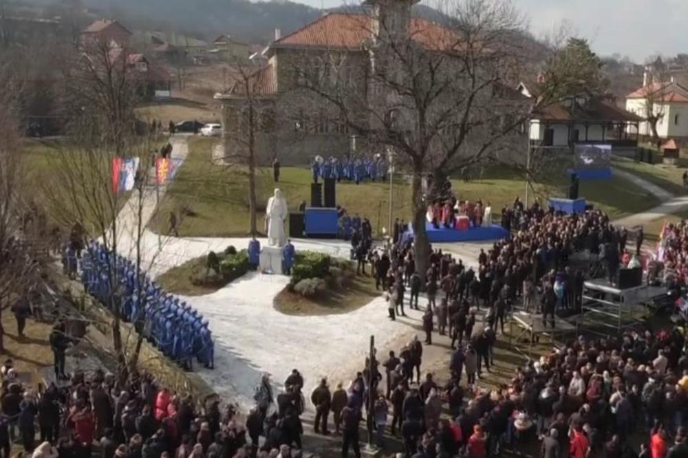 OBELEŽAVAMO DAN DRŽAVNOSTI U ORAŠCU: Kod spomenika Karađorđu ori se ŽIVELA SRBIJA! (FOTO)