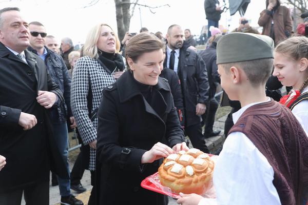 VREĐALI SU I ZVIŽDALI ANI BRNABIĆ, A ONA IH UĆUTKALA JEDNOM REČENICOM! Nije moglo da prođe bez skandala u Orašcu!