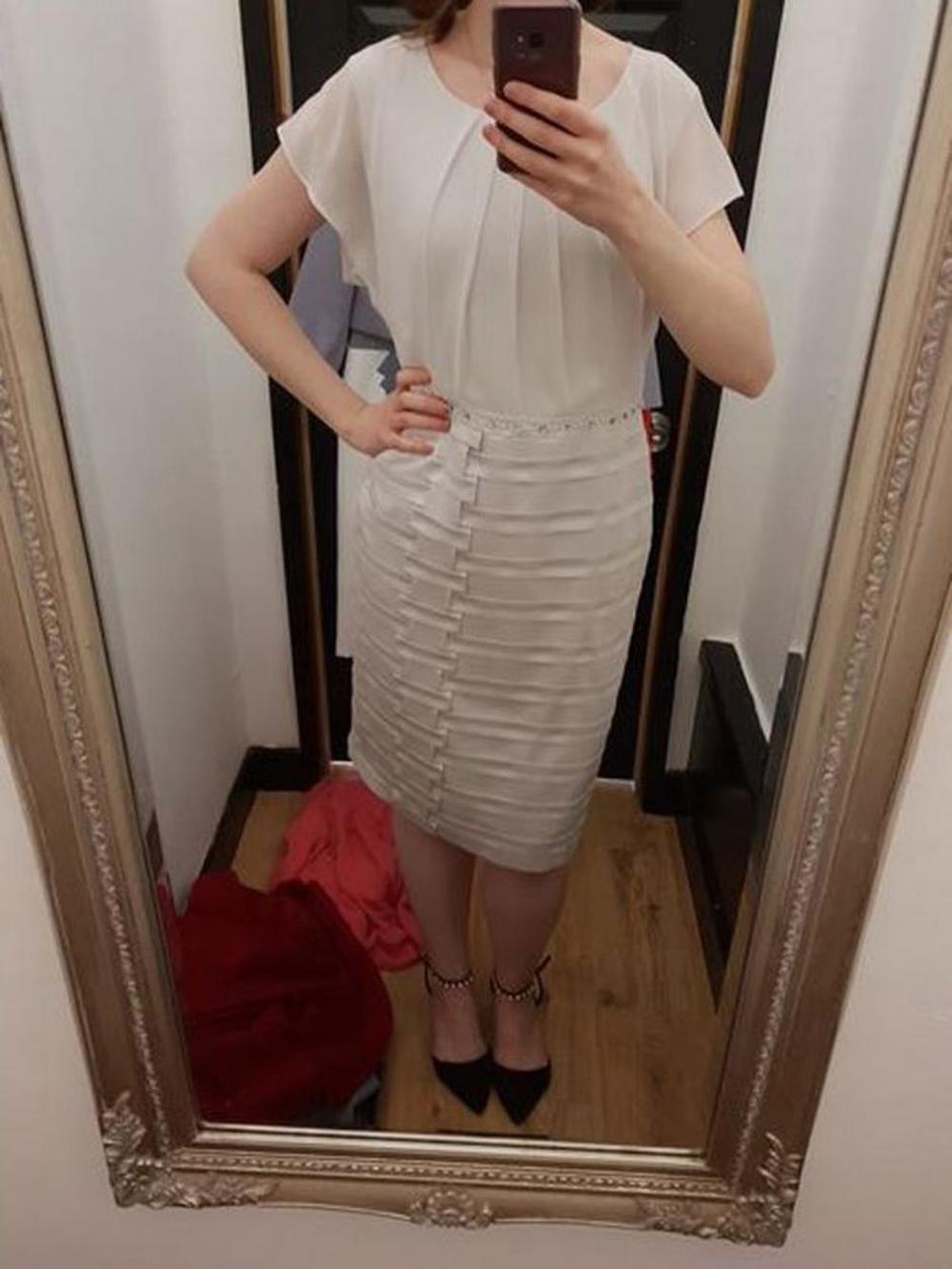 Osudili je zbog boje haljine 