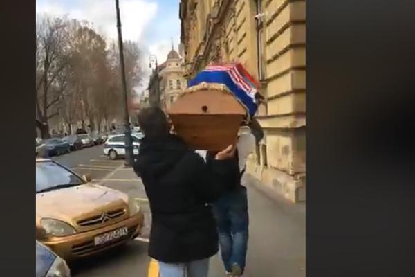 HRVAT PONEO SANDUK U CENTAR ZAGREBA: Težak je po kriminalu i lopovluku, kao ova država! (VIDEO)