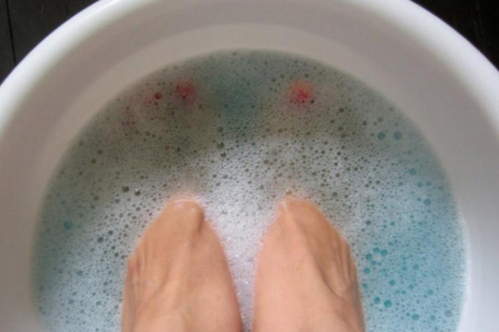 POTOPITE NOGE U OVU MEŠAVINU DVA SASTOJKA: Od samo jednog pranja NIKAD VIŠE nećete imati ISPUCALE PETE! (RECEPT)