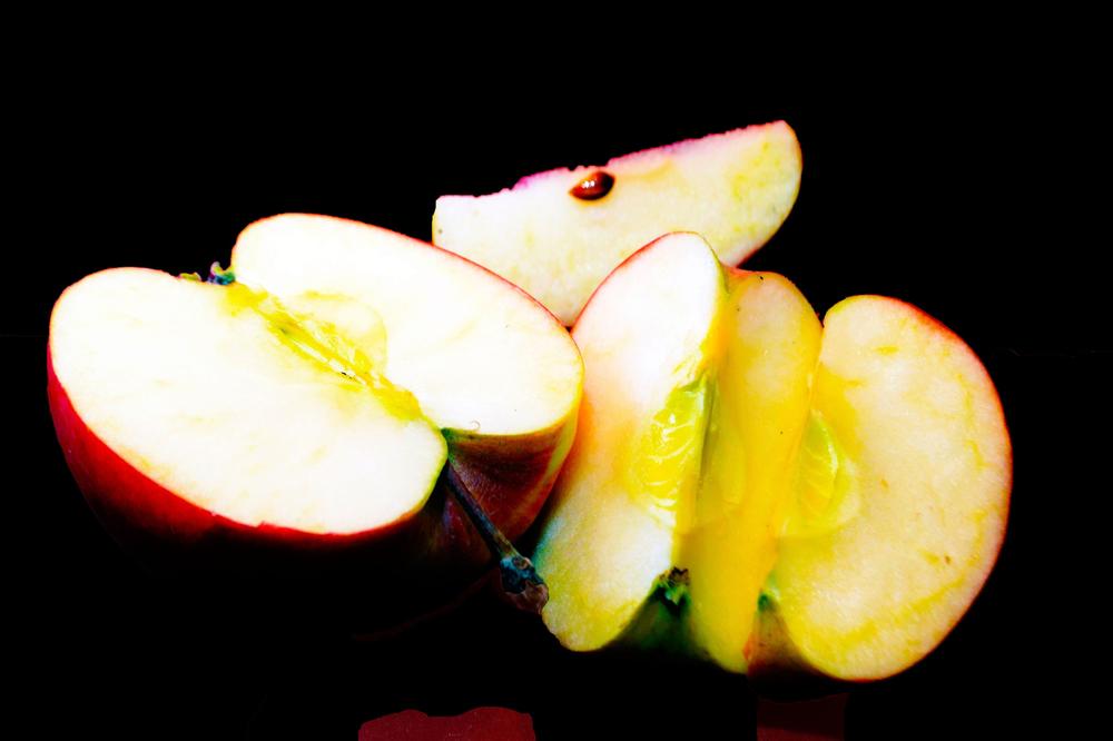 PRAVA ISTINA O PRSKANIM JABUKAMA: Evo kako u jednom potezu da proverite imaju li OTROVA u sebi (VIDEO)