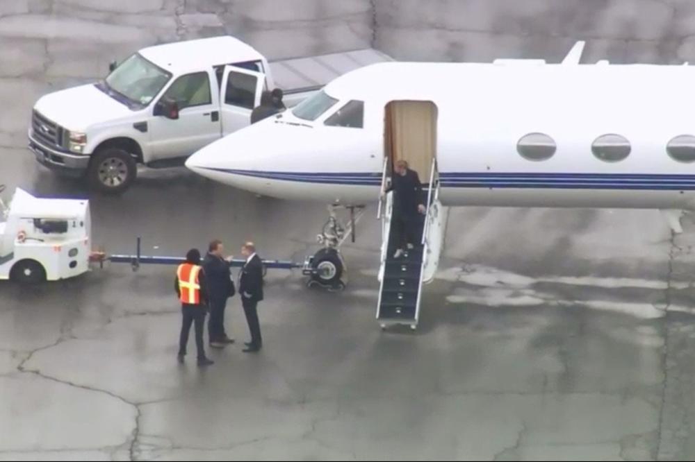 HOROR NA NEBU: Avion ostao bez točka, glumica ZAGLAVLJENA  satima U VAZDUHU! NALOŽENO PRINUDNO SLETANJE