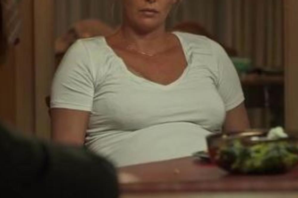 MAJKA JOJ UBILA OCA NA MESTU A ONA JE SVE TO GLEDALA: Ovu STRAVIČNU ISTINU poznata glumica čuvala je sve ove godine