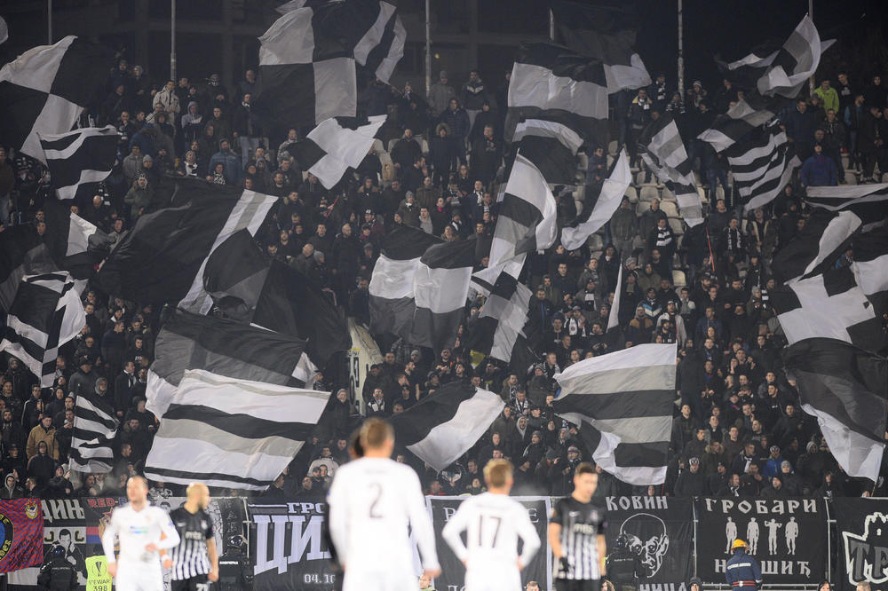 SJAJAN GEST CRNO-BELIH UOČI VEČITOG DERBIJA: Grobari u Užicu posvetili murale legendama Partizana!