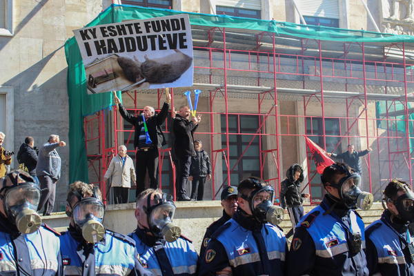 HAOS U ALBANIJI: Lete MOLOTOVLJEVI KOKTELI, demonstranti totalno podivljali! (VIDEO)