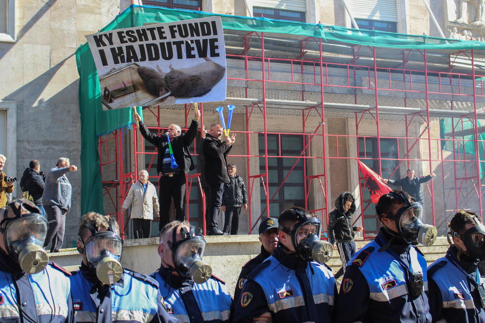 HAOS U ALBANIJI: Lete MOLOTOVLJEVI KOKTELI, demonstranti totalno podivljali! (VIDEO)