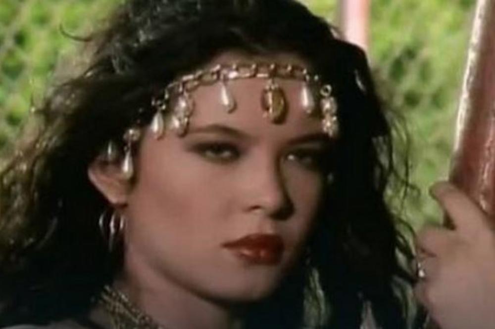 SRBI SU JE VOLELI VIŠE NEGO ROĐENU MAJKU: Zbog fotke čuvene Kasandre digla se BURA, RAZROGAČIĆETE OČI kako izgleda