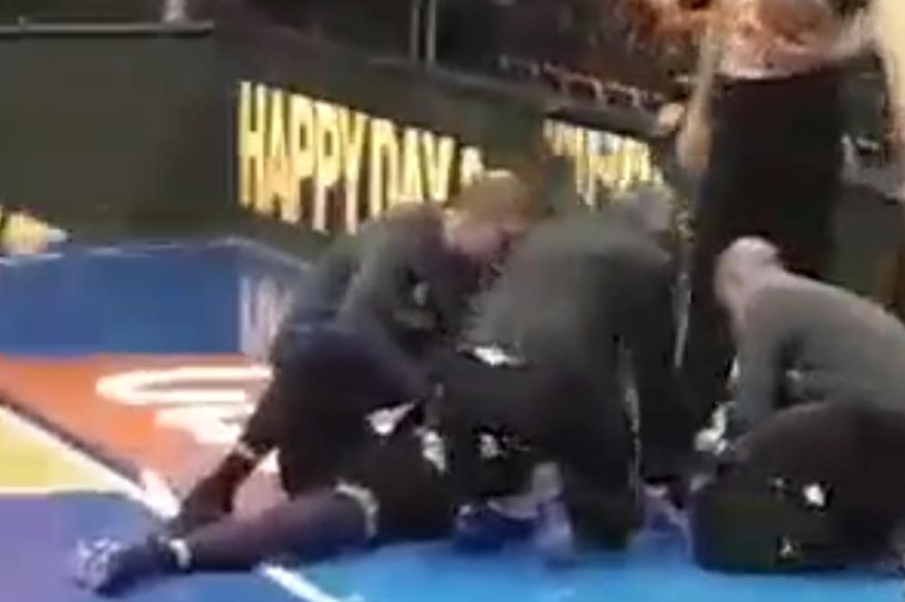 STRAVIČNA POVREDA JANKOVIĆA: Udario glavom u parket - doktori su brzo utrčali na teren, a meč je za njega završen!