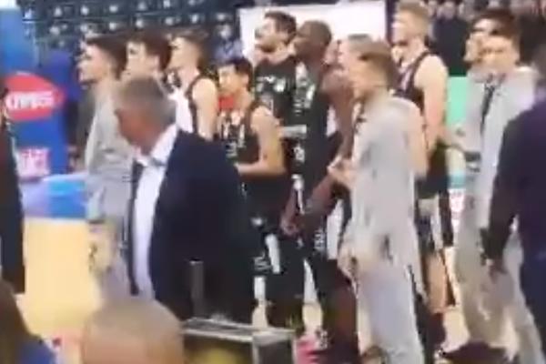 GROBARI ZAPRETILI KOŠARKAŠIMA ZVEZDE: Navijači slavili sa igračima pa uputili glasnu poruku Večitom rivalu!