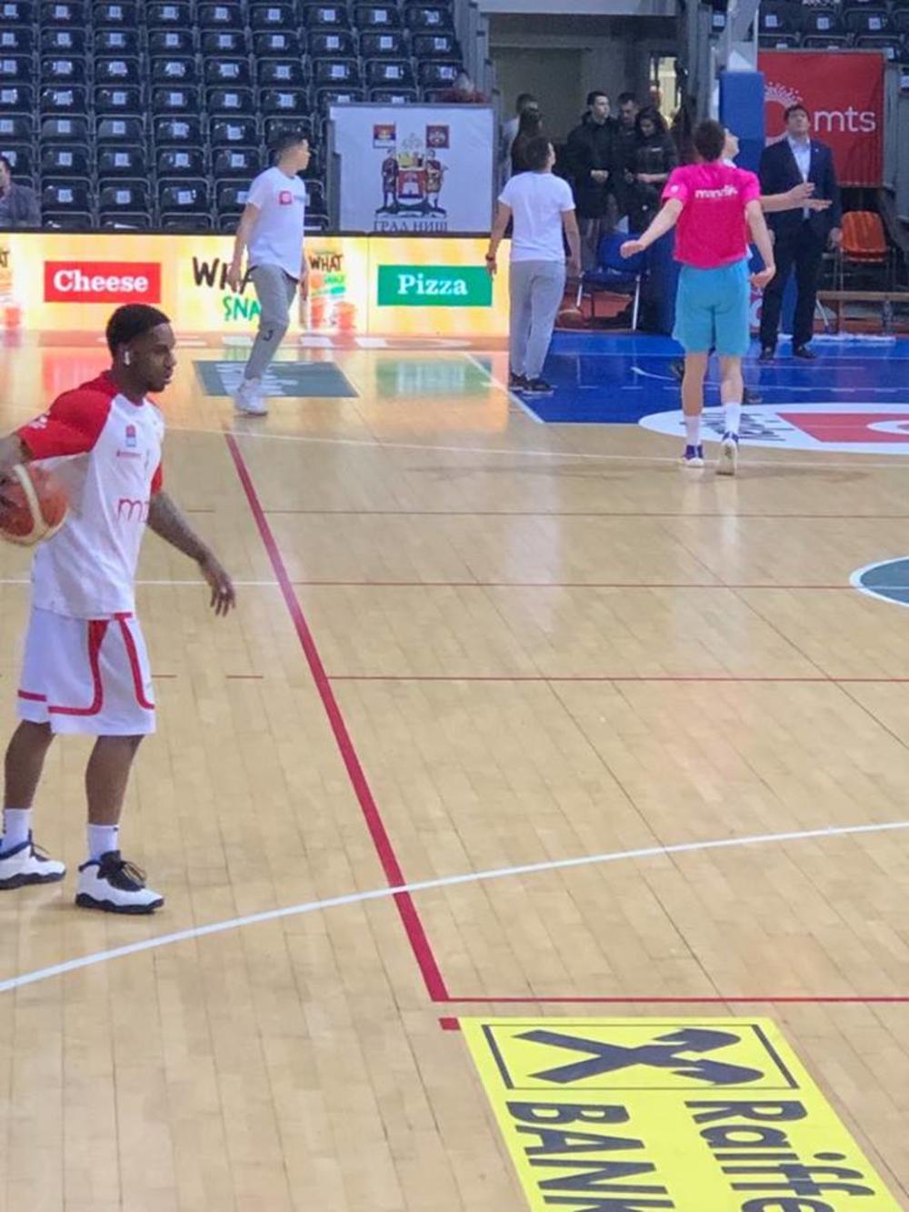 Džo Regland na zagrevanju sa 'sluškama'  