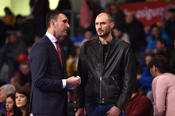 LUDNICA U ČAIRU: Čim su Delije ugledale Simonovića, hala je zagrmela! Zaorila se dobro poznata pesma!