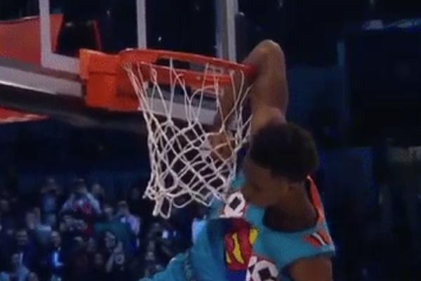 SUPERMEN SE VRATIO U NBA: Preleteo Šakila O'Nila i svetu demonstrirao najbolje zakucavanje u 2019. godini!