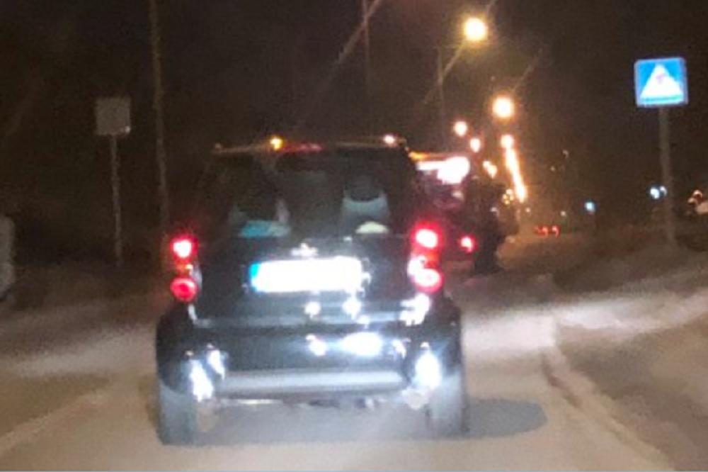 SAMO JOŠ OVO NISMO VIDELI NA ULICAMA BEOGRADA: Kad vidite kako ovi roditelji voze svoje dete, zgrozićete se!