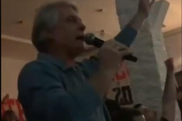 DELIJA OD GLAVE DO PETE: Dule Savić pevao legendarnu pesmu na proslavi 25 godina jedne od najvećih grupa na Severu!