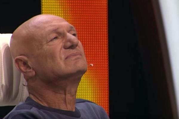 MATER TI... KAKO PEVAŠ! Dok je on pevao mnogi su PLAKALI, a on je zbog ove mlade pevačice LIO SUZE! (VIDEO)