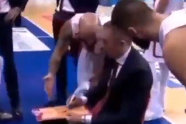 KOUČ, AKO STAVE VISOKOG, JA NE MOGU DA PREBACIM: Šokantan razgovor Čovića i Tomića na poslednjem tajm-autu u Čairu!