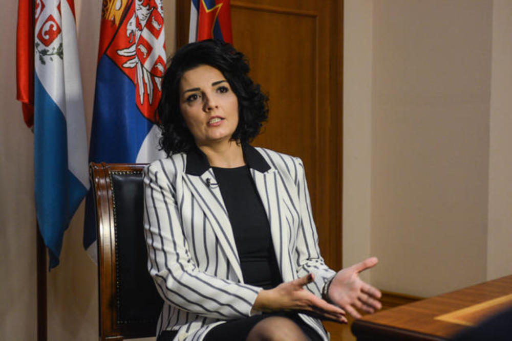 <p><em><strong>Priklanjanje Milene Popović vlastima u Srbiji izazvalo je brojne negativne reakcije u javnosti.</strong></em></p>