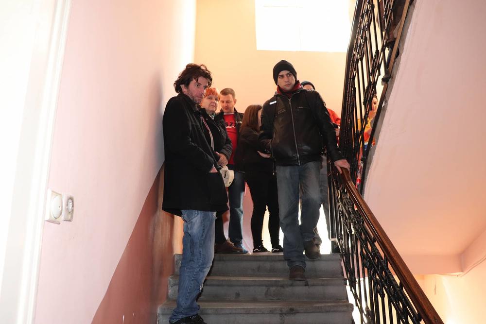 Okupljeni građani blokirali stepenice  