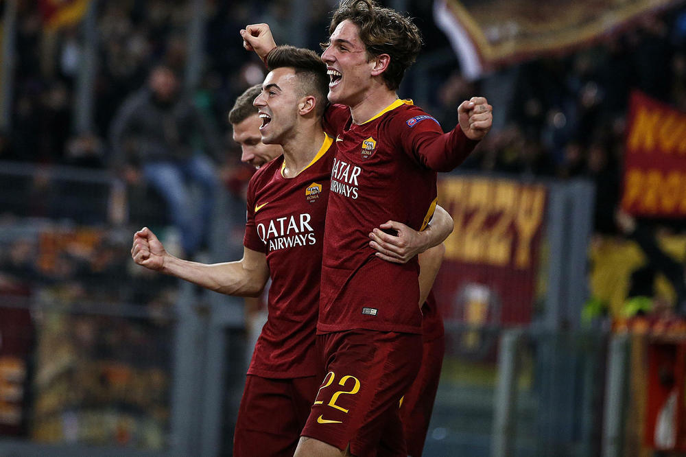 MAJKA MLADOG FUDBALERA ROME JE OZBILJNA RIBA: Ima samo 40 godina, a sin joj prolazi kroz torturu zbog njenih fotki!