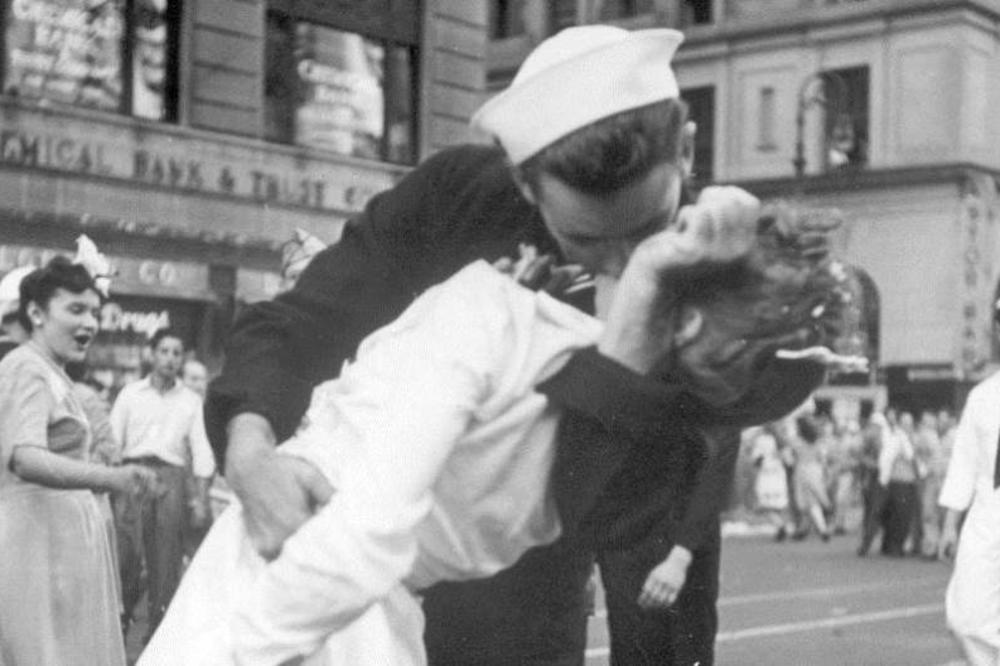 PREMINUO MORNAR SA ČUVENE FOTOGRAFIJE IZ 1945. GODINE: Ćerka objavila tužne vesti!