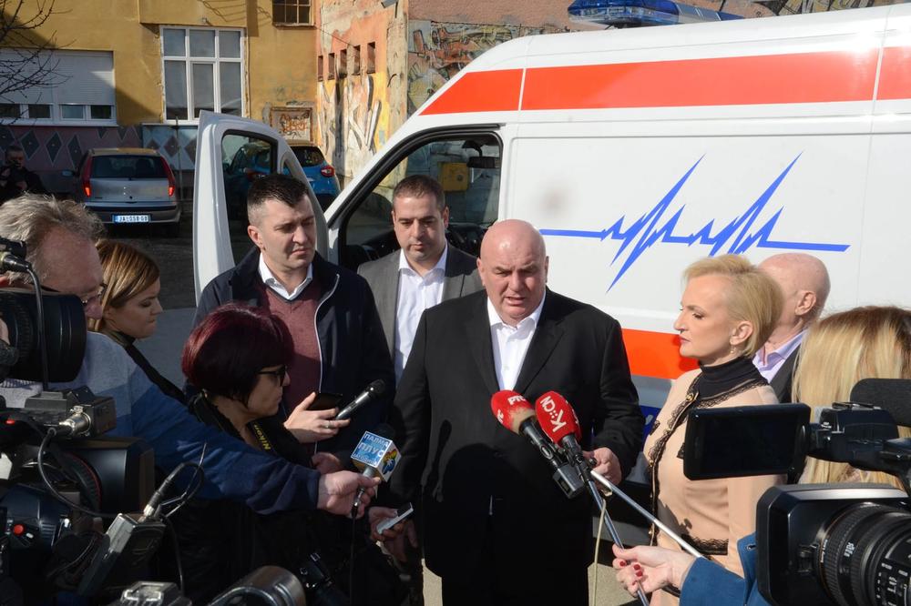 JAGODINA DOBILA NOVO SANITETSKO VOZILO! Palma: Narod neće dozvoliti da Srbija stane! (FOTO)