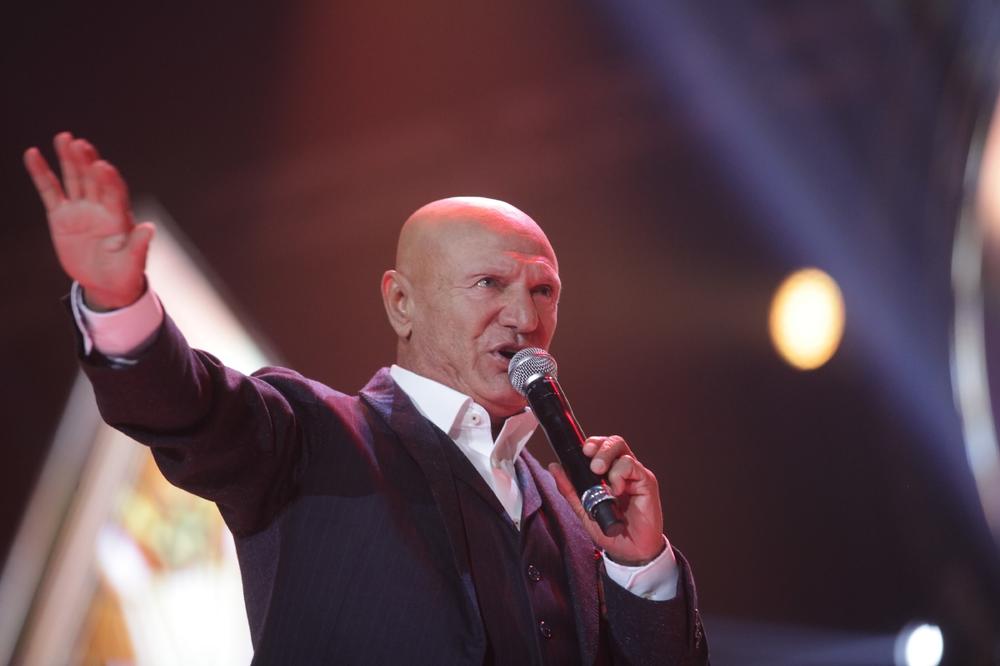 Ceo grad ove večeri peva pesme Šabana Šaulića: Evo ko je uz porodicu čuvenog pevača, ovo će se pamtiti