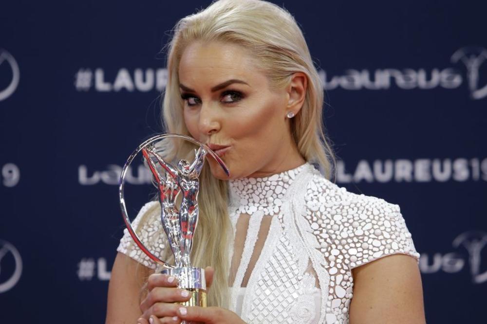 ČIPKA, A ISPOD NJE BODI: Rasplakala se na bini, a to je nateralo i Novaka i Jelenu da ustanu i aplaudiraju