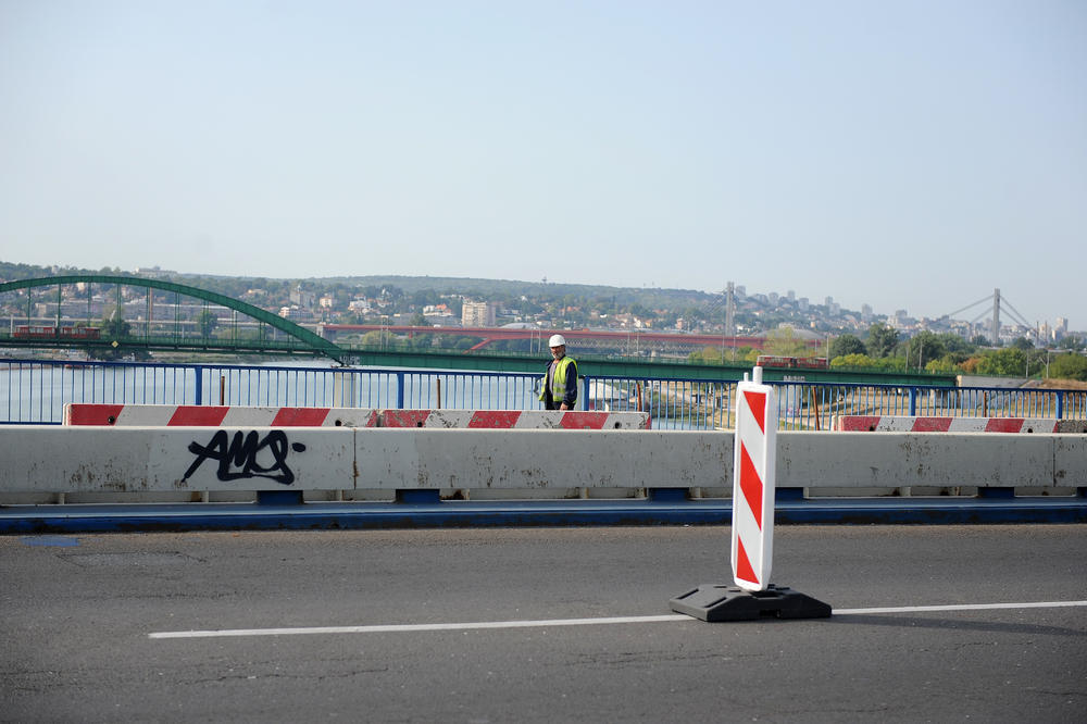 DRAMA U BEOGRADU! Na Brankovom mostu muškarac (35) hteo da izvrši SAMOUBISTVO, ljudi ga molili da odustane!