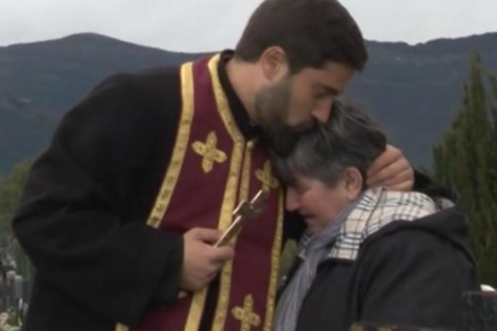 NEMOJTE VI DA PLAČETE, NEKA PLAČU MAJKE UBICA: Ovako sveštenik teši majku heroja poginulog 1999. (VIDEO)