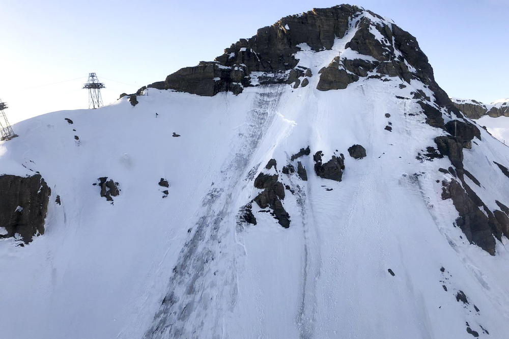 DRAMA NA PLANINI U SLOVENIJI: Lavina zatrpala skijaša, spasavali ga helikopterom!