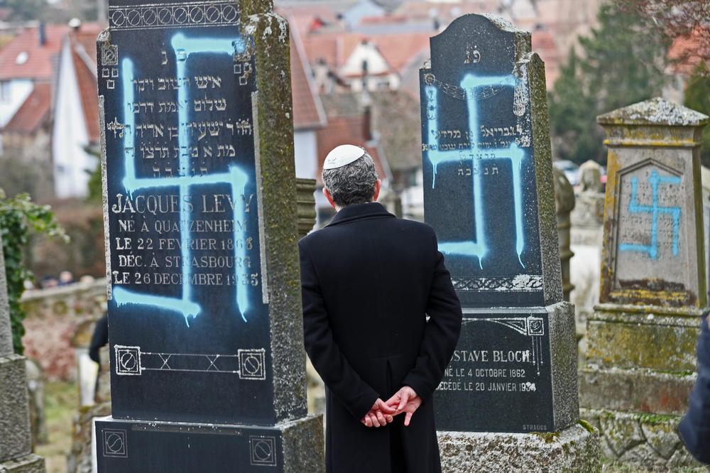 JEVREJSKO GROBLJE VANDALIZOVALI SVASTIKAMA! Antisemitizam nikada jači u Francuskoj, ovo nije jedini incident!