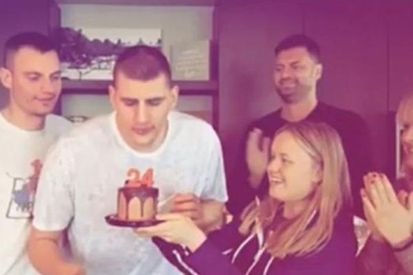 ZA PORODICU JOKIĆ 'KOSOVO JE SRBIJA': Srbi će biti oduševljeni zbog majice Nikolinog brata na proslavi rođendana!