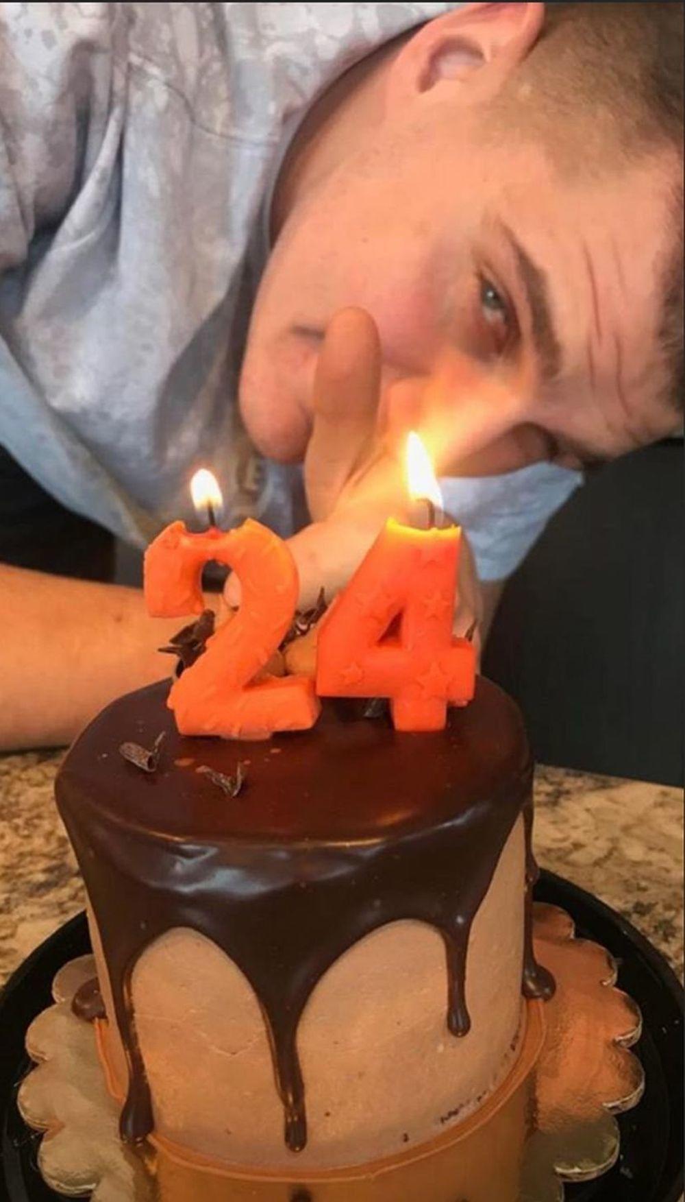 Nikola Jokić duva svećice na rođendanskoj torti