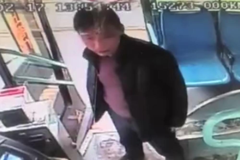 PIJANI MUŠKARAC JE VIKAO NA VOZAČA AUTOBUSA: Onda je ustao jedan putnik i usledio je OPŠTI HAOS (VIDEO)