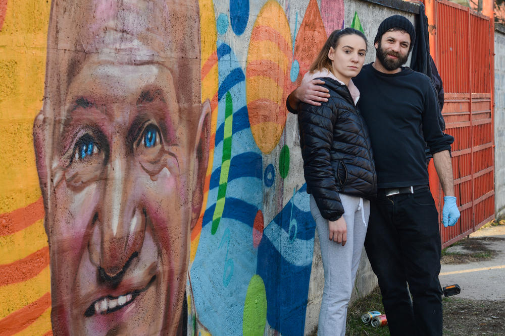Šabanova unuka Ela i autor grafita u Šapcu  