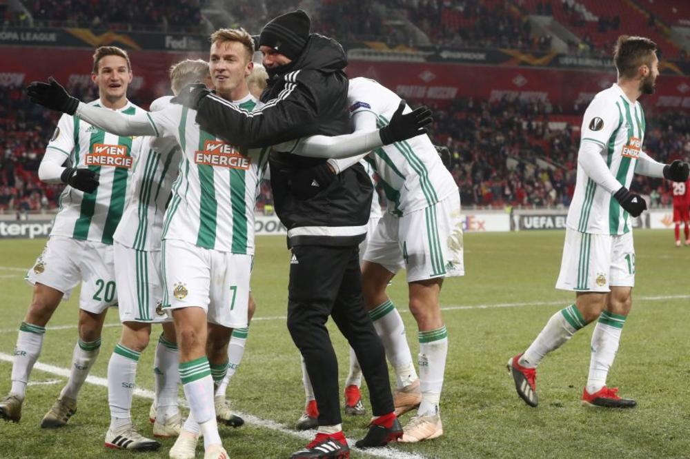 U vezi je 8 godina, ali dolazak u Milano nije mogao da ne iskoristi da osvoji 'bodove u gostima' sa manekenkom!