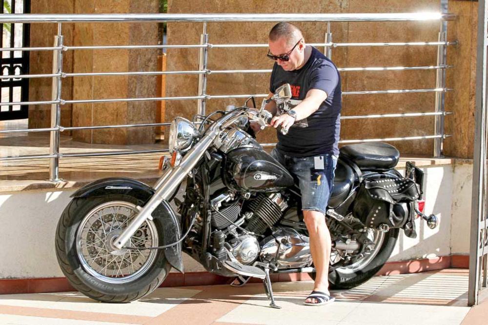 IMAO SAOBRAĆAJNU NESREĆU, LOMIO VILICU NA TRI DELA, DROGIRAO SE I KOCKAO: Pevač  kaže da ne zna kako nije CRKO!